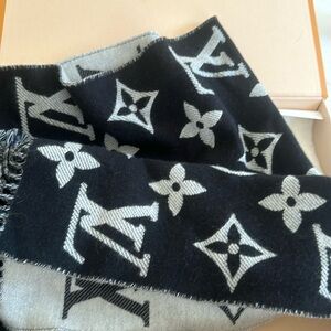 Louis vuitton scarf with box